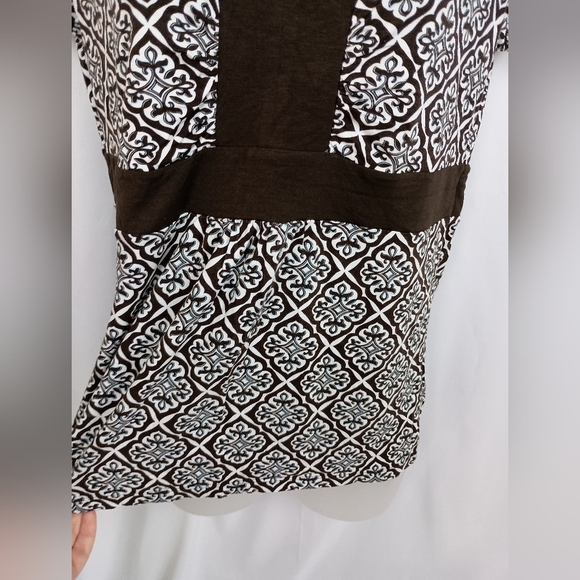 2/$30 Ann Taylor Black and White Fitted Damask Pattern Top(#1,384) - Picture 3 of 9